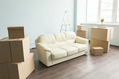 sofa crema junto a cajas de mudanza